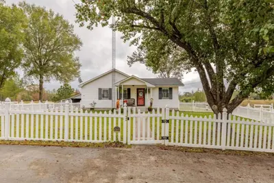 Image de Beautiful farmstay minutes from I-65 and Smith Lake. Plenty of boat parking