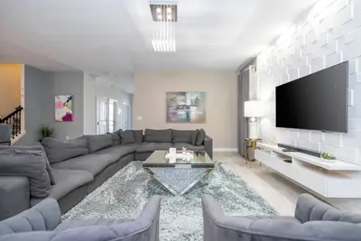 Image de Brand New - 7Beds/6Baths Storey Lake Resort