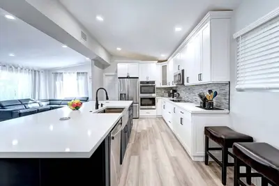 Image de Walk to Beach Luxury 4br/4ba Villa Hollywood Lakes