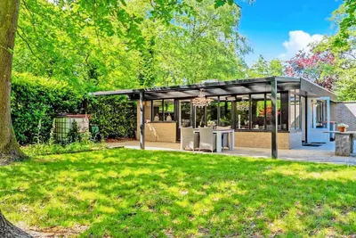 Image de Beau bungalow avec jardin dans une régionboisée