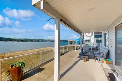 Image de Spacious waterfront home with beach access, kayaks, grill, mtn views, & Ac
