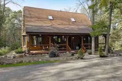 Image de Beautiful Oconomowoc Log Home on 5. 7 acres