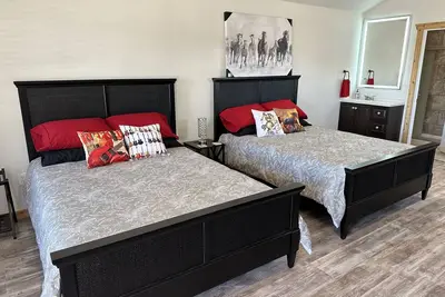 Image de Rockin’ Pony Silver Dollar Winery Hill Country\n2 Queen Beds! Winery & Bistro