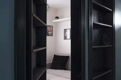 Image de The Niagara Speakeasy! Secret theatre room