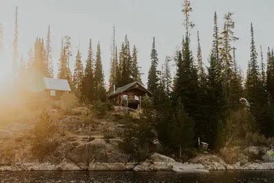 Image de Scenic cabin overlooking Oyama Lake. Big deck. Pet-friendly!