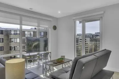 Image de 2br Logan Circle Furnished Apartment by RedAwning