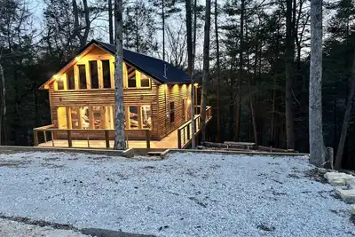 Image de Whispering Woods_ Hot Tub _Waterfall _ Arcade _3 story Cabin