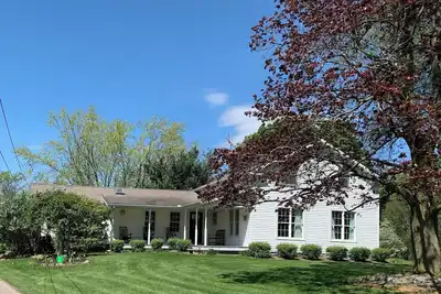 Image de Cozy 1814 farmhouse minutes to wineries, parks, golf and Lake Erie.