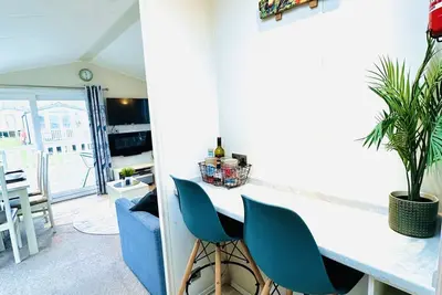 Image de Ocean Breeze-Roulotte-Moderne-Salle de bain privée séparée-Vue sur Parc
