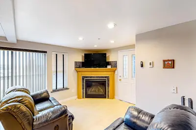 Image de Two-story condo with balcony in the heart of Phinney Ridge