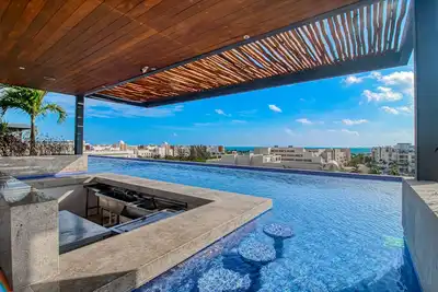 4th-floor resort apt with outdoor pools, pool spas, tennis, gym, & balcony