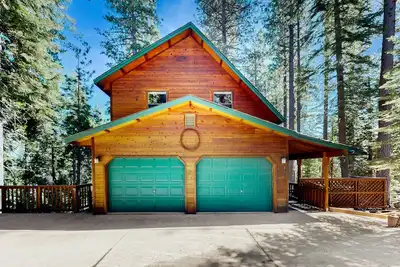 Image de Mountain-view cabin among the trees with private hot tub, foosball, & decks