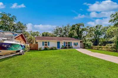 Image de Dog-friendly home with fenced yard, firepit, washer/dryer, & central Ac