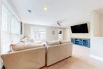 Image de Millville By The Sea home w\/3 pools, pickleball, fitness center, fireplace, dock