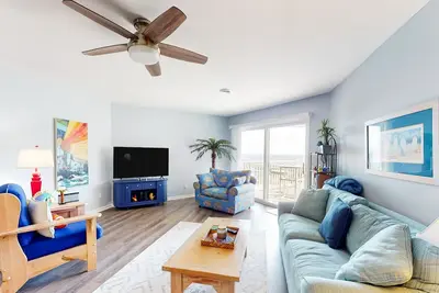 Image de Colorful beachfront condo with a pool, washer/dryer, & central Ac