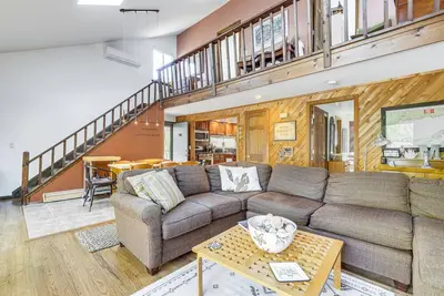 Image de East Hampton Home w/ Hot Tub & Seasonal Pool!