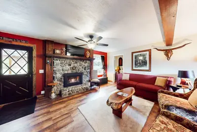 Image de Cozy, dog-friendly home with fireplace, near Wallowa Lake State Park & tram