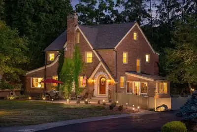Image de Charming 1920s Tudor Home