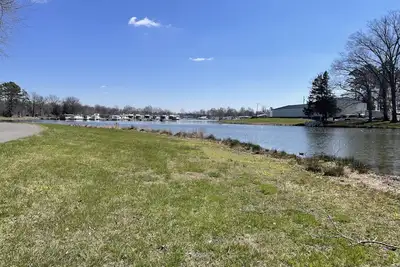 Image de Play Port Marina. Eclipse Hot Spot. Lake front campsite. North Lot parking.