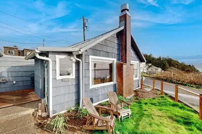 Image de Quaint oceanfront hideaway with open layout, fireplace, central Ac, & gas grill