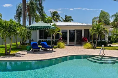 Image de Stunning and Stylish Palm Beach area Mid-Century with Saltwater Pool