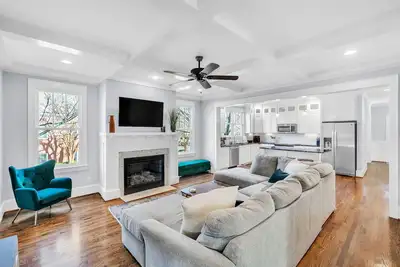 Image de Luxury 4br in Historic District, Walk to Downtown