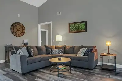 Image de Spacious Summerville Charmer near Airport\n\n