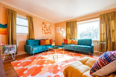 Image de 10mins to Iub: 4bd - Karaoke - Pickleball