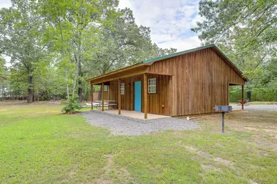 Image de 1/2 Mi to Greers Ferry Lake: Quiet Cabin w/ Porch