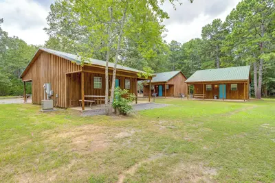 Image de 0. 5 Mi to Lake: Patio at Heber Springs Cabin!