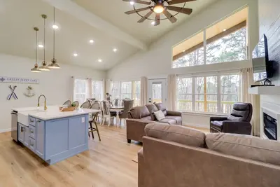 Image de Waterfront Retreat on Greers Ferry Lake w\/ Hot Tub