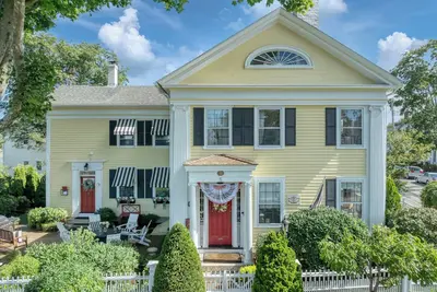 Image de Charming downtown Mystic home. Mere steps to shops, restaurants, and parks.