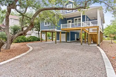 Image de Live Oak Villa~ Oki Family Focused Beach Retreat ~King Primary w/ Ensuite