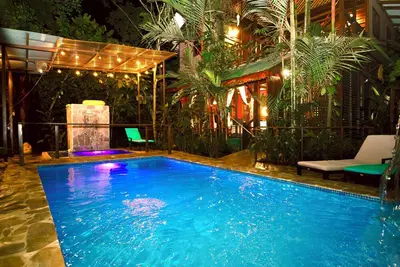 Private Villa Hot Jacuzzi&Pool, \nMagic Jungle Garden, steps from amenities&beach