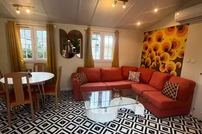 Image de Mobil-home Premium Jacuzzi privatif style année 80- 2 chambres 4 personnes