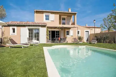 Image de Villa provençale avec piscine | Terrasse et jardin