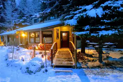 Image de The McClure House - A Cowboy Cabin in the Woods. Pets stay free!