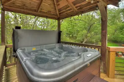 Image de Bear Naked Hideaway - Relax in the hot tub with sounds from the nearby creek!