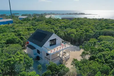 Image de 🔆New 2br 2. 5ba Eco Villa w/ all amenities, Short Walk to French Leave Beach! 🔆