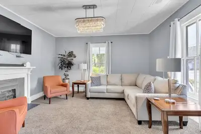 Image de Historic 3br with Porch & Fire Pit near Downtown\n