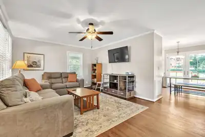 Image de Family-Friendly 3/2 Home Near Prisma, Fenced Yard