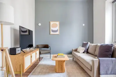 Image de Blueground | Estefânia, furniture & decor