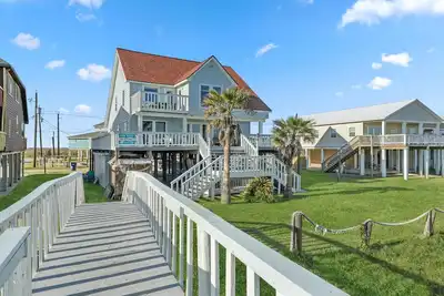 Image de Family Reunions, Corporate/Church Retreats, Large Gatherings-Steps to the beach!