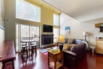 Image de Mountain-view condo with fireplace, outdoor pool, tennis court, cable, & W/D