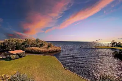 Image de Peaceful setting with beautiful sunsets overlooking the water!