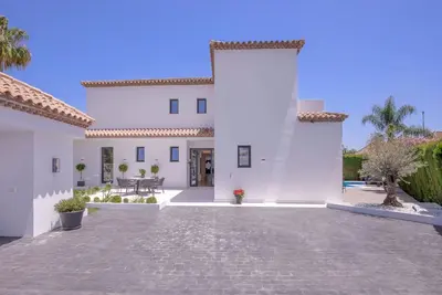 Ideal contemporary renovated villa for sophisticated travelers