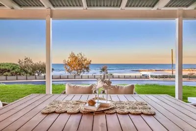Image de OceanMist Holiday Home - beachfront property! \n