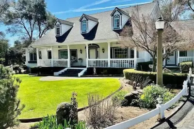 Image de Luxury Home-Hot Tub-Sleeps 11-Pet Friendly