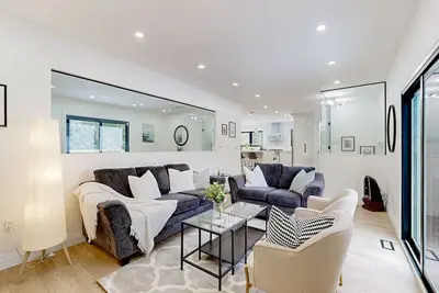 Image de Spacious home with a private pool, hot tub, multiple decks, washer\/dryer, & Ac