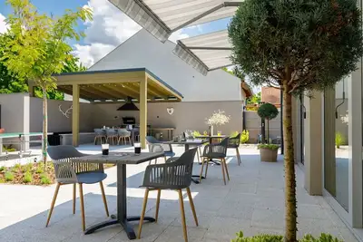Appartement dans une maison de vacances avec bain à remous, climatisation, Wifi, Tv, patio, parking